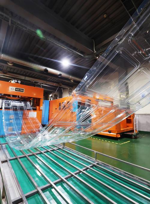 경기도 광주시 한 플라스틱 제조업체에서 포장 용기가 생산되고 있다. [연합뉴스]