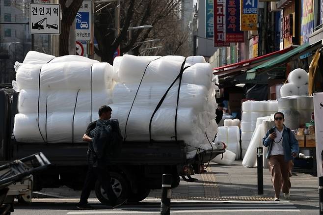중동 사태에 따른 원료 수급 불안 영향으로 ‘비닐 대란’이 우려가 확산하고 있다. [연합뉴스]