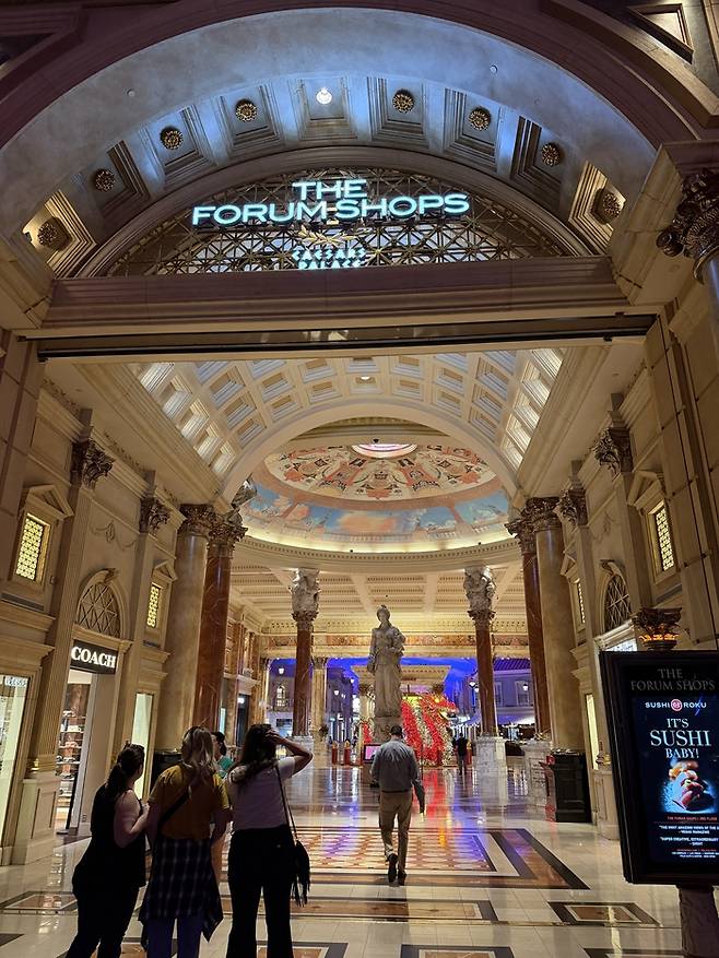 호텔 바로 옆 포럼 숍 / 사진=권효정 여행+ 기자