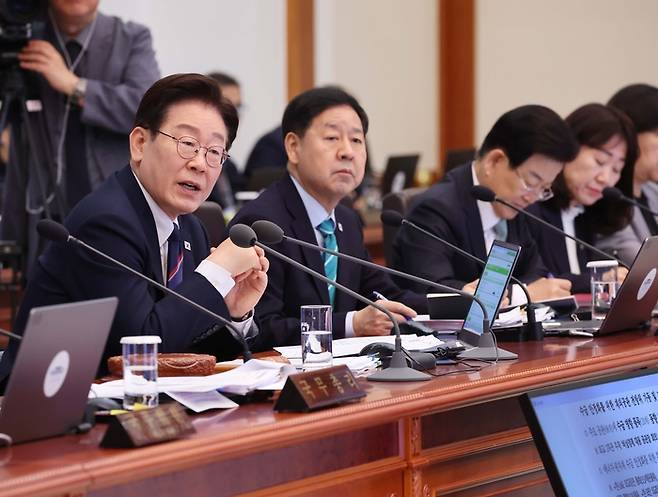 이재명 대통령이 31일 청와대에서 열린 국무회의에서 발언하고 있다. [김호영 기자]