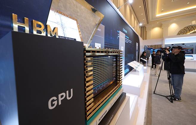 CES 개막 3일차인 지난 1월 8일(현지시간) 미국 네바다주 라스베이거스 베네시안 컨벤션센터 SK 하이닉스 부스에 HBM4 모형이 전시돼 있다. [연합뉴스]