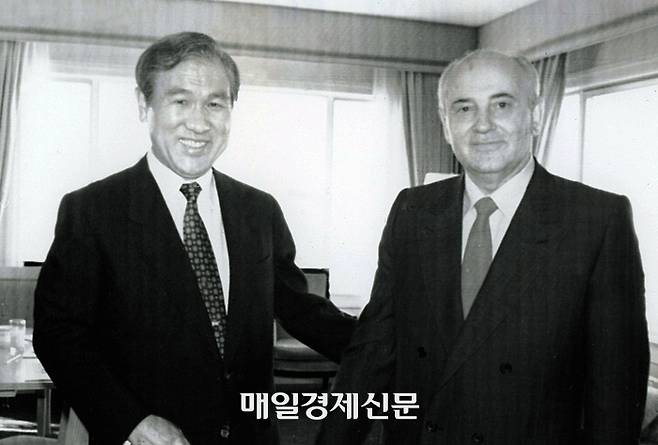 1990년 노태우 당시 대통령과 미하일 고르바초프 소련(러시아 전신) 대통령이 오미국 샌프란시스코 페어먼트 호텔에서 정상회담을 하기 전 기념사진을 촬영하고 있다. 한국과 소련은 같은 해 수교했다. [사진=매경DB]