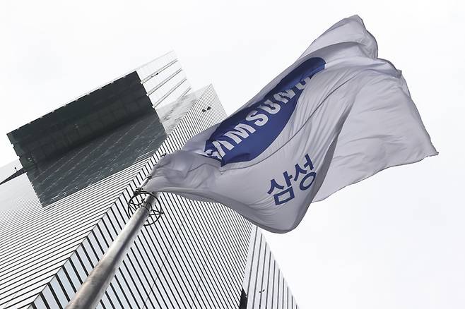 서울 서초구 삼성전자 사옥에서 깃발이 바람에 날리고 있다. [연합뉴스]