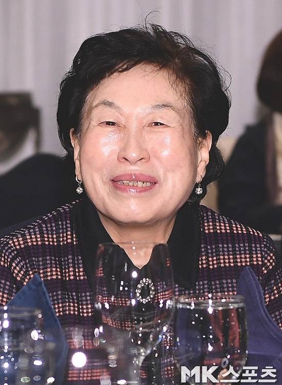 최근 유튜브 채널 ‘김형근’에는 전원주가 퇴원 후 나들이에 나선 모습이 공개됐다. 한층 야윈 모습으로 등장한 그는 오랜만의 외출에 조심스러운 발걸음을 옮겼다.