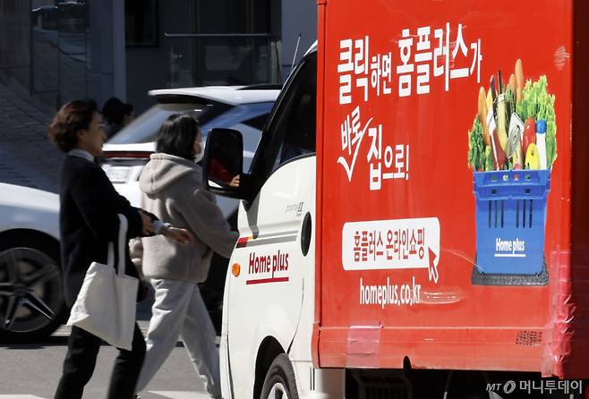 [서울=뉴시스] 김혜진 기자 = 서울회생법원이 기업회생 절차를 밟고 있는 홈플러스의 회생계획안 가결 기간을 2개월 연장했다. 대주주인 MBK파트너스가 1000억원 상당의 긴급 자금을 투입하면서 홈플러스는 경영 정상화를 위한 시간을 벌게 됐다. 서울회생법원 제4부(재판장 정준영 법원장)는 3일 홈플러스 측이 전날 제출한 가결 기간 연장 신청을 받아들이고, 오는 5월 4일까지 기간을 2개월 연장했다.  사진은 이날 서울 시내 한 홈플러스 매장 앞으로 홈플러스 트럭이 지나가고 있다. 2026.03.03. jini@newsis.com /사진=김혜진