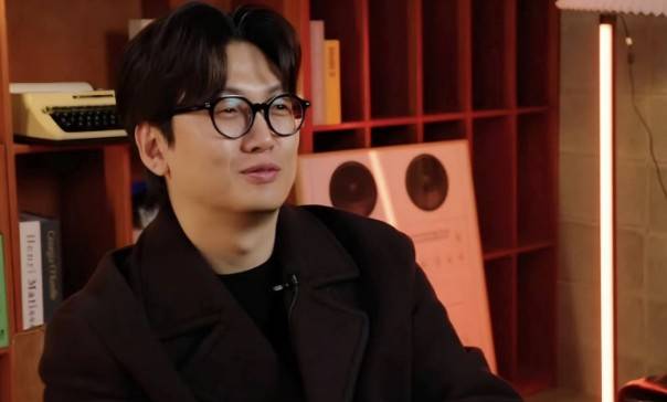 영화 ‘데드풀’과 ‘스파이더맨’ 등으로 이름을 알린 번역가 황석희가 성범죄 전력 의혹에 휩싸이며 논란의 중심에 섰다. /사진=유튜브 ‘황석희의 씨네타이핑’ 캡처