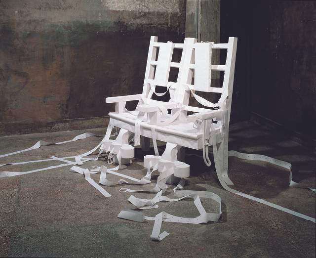 A4 사무용지와 양면 테이프로 만든 ‘고독공포를 완화하는 의자’. 흔한 종이 한 장에서 무거운 의미를 구축했다는 평이다.