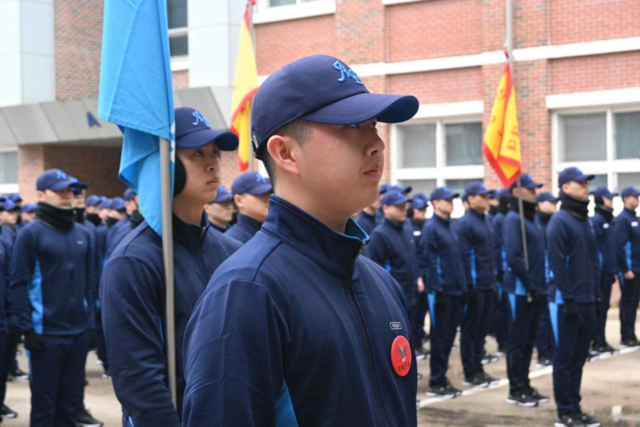 공군 기본군사훈련단 신병제2훈련대대에서 훈련 중인 병사들. 공군 기본군사훈련단 제공