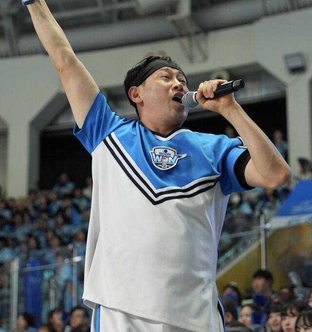 야구에 이어 우리카드 경기까지 하루에 두 경기를 소화한 김주일 응원단장./우리카드