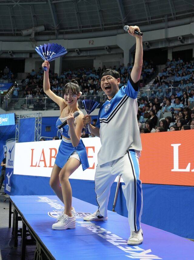 치어리더와 함께 우리카드를 응원하는 김 단장./우리카드