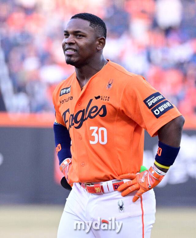 2026년 3월 28일 오후 대전 한화생명볼파크에서 열린 ‘2026 신한 SOL KBO리그' 개막전 키움 히어로즈와 한화 이글스의 경기. 한화 페라자가 10-9로 승리한 뒤 미소짓고 있다./마이데일리