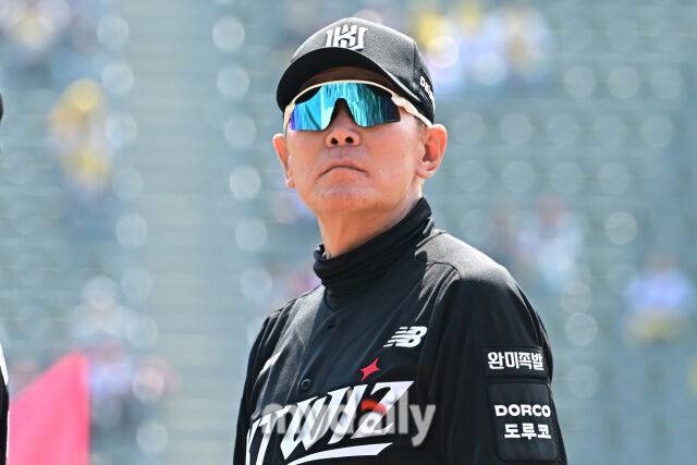 28일 서울 잠실야구장에서 열린 '2026 신한 SOL BANK KBO리그' LG 트윈스와 KT 위즈 경기. KT 이강철 감독이 경기 전 도열하고 있다./마이데일리