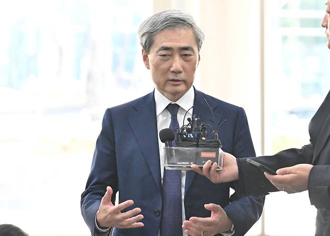 신현송 한국은행 총재 후보자가 31일 오전 서울 중구의 한 빌딩에 준비된 인사청문회 준비 사무실로 출근하고 있다. 임세준 기자