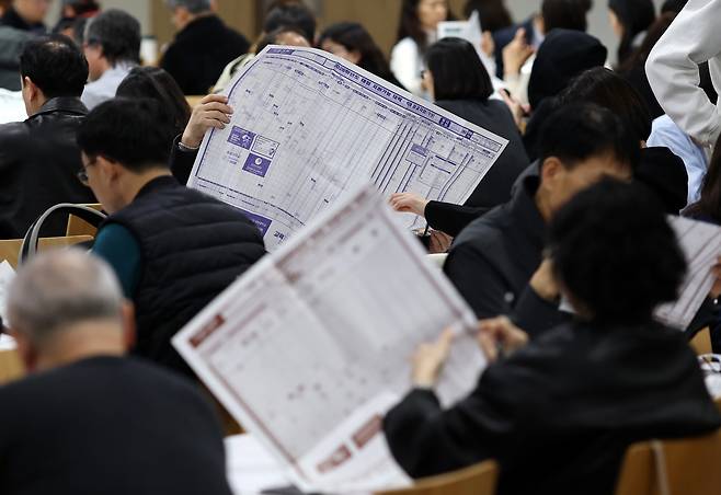 2027학년도 대학수학능력시험(수능)에서 지난해 불수능으로 인해 ‘적정 난도 확보’가 이뤄질 것으로 보인다. 이에 따라 수능 난도가 지난해 수준을 크게 벗어나지 않을 전망이라는 언급이 나오면서 입시업계에서는 수능 난도 조절이 어려울 것이라는 전망이 나왔다. 사진은 수능 가채점 설명회. [연합]