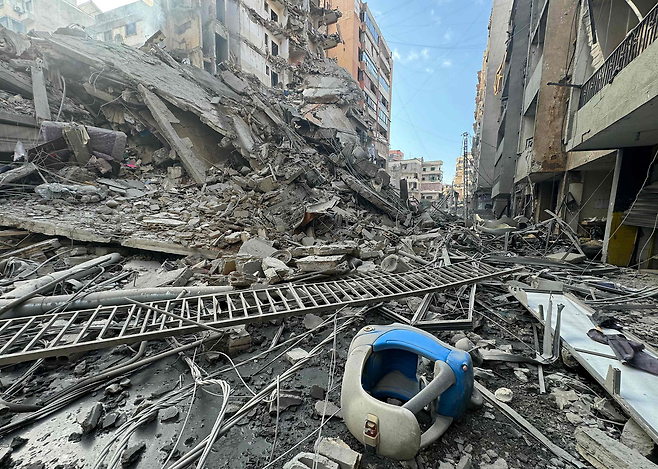 이스라엘 공습으로 파괴된 레바논 베이루트 남부 외곽 하레트 흐레이크 지역 건물 잔해. [AFP]