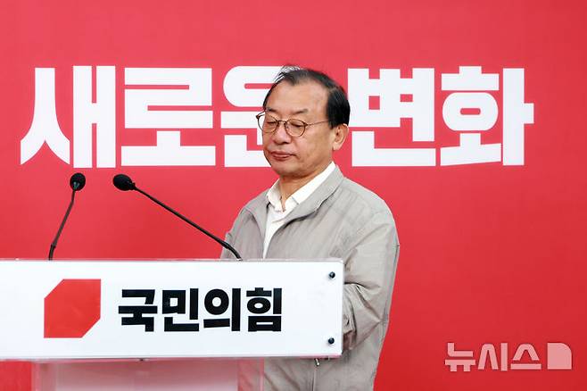 [서울=뉴시스] 고승민 기자 = 이정현 국민의힘 공천관리위원장이 22일 서울 여의도 당사에서 대구시장 경선후보 관련 브리핑을 하기 위해 연단으로 향하고 있다. 2026.03.22. kkssmm99@newsis.com