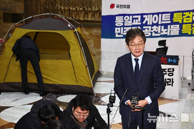 [서울=뉴시스] 김명년 기자 = 유승민 전 의원이 20일 오전 서울 여의도 국회 로텐더홀에서 통일교·공천헌금 '쌍특검'을 요구하며 엿새째 단식농성중인 장동혁 국민의힘 대표와 만난 후 취재진의 질문에 답하고 있다. 2026.01.20. kmn@newsis.com