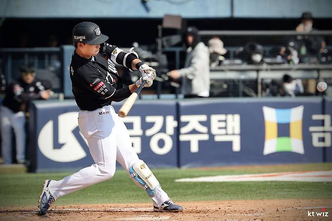 [서울=뉴시스] 프로야구 KT 위즈 이강민이 28일 서울 잠실구장에서 열린 LG 트윈스와의 2026 신한 쏠 KBO리그 개막전에서 안타를 치고 있다. (사진=KT 위즈 제공) 2026.03.28. *재판매 및 DB 금지