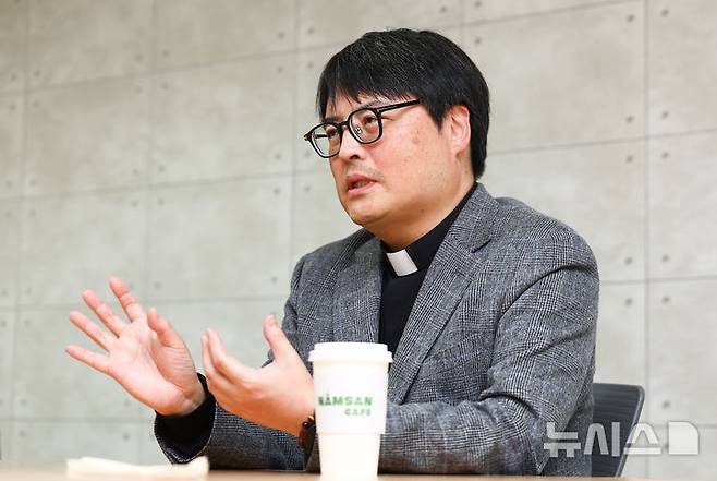 [서울=뉴시스] 김근수 기자 = 책 'AI시대의 삶과 신앙' 저자 김도현 바오로 신부가 28일 서울 중구 공감언론 뉴시스 본사 회의실에서 뉴시스와 인터뷰를 하고 있다. 2026.03.28. ks@newsis.com