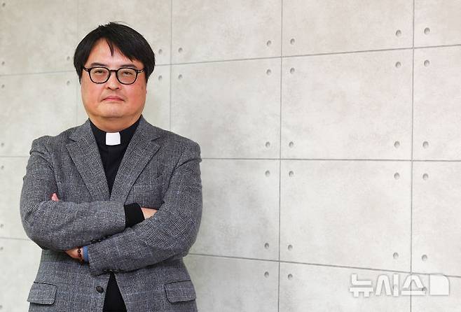 [서울=뉴시스] 김근수 기자 = 책 'AI시대의 삶과 신앙' 저자 김도현 바오로 신부가 28일 서울 중구 공감언론 뉴시스 본사 회의실에서 뉴시스와 인터뷰에 앞서 기념촬영을 하고 있다. 2026.03.28. ks@newsis.com