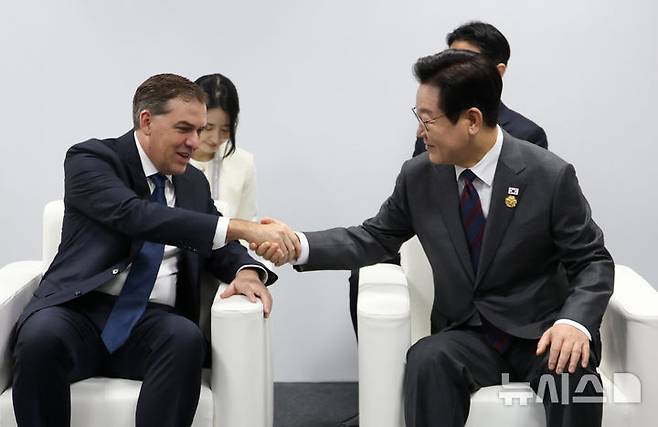 [경주=뉴시스] 고범준 기자 = 이재명 대통령이 29일 경북 경주예술의전당에서 맷 가먼 아마존웹서비스(AWS) 대표를 접견하고 있다. 2025.10.29. bjko@newsis.com