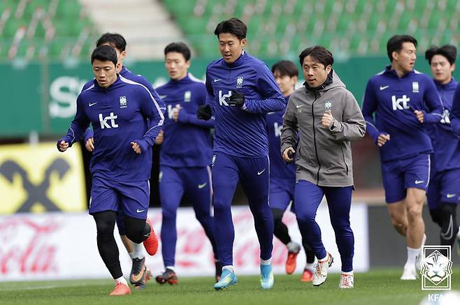[서울=뉴시스] 축구국가대표팀 황희찬, 손흥민 등이 오스트리아전을 하루 앞둔 30일(현지 시간) 오스트리아 비엔나 에른스트하펠스타디온에서 훈련하고 있다. (사진=대한축구협회 제공) 2026.03.31. photo@newsis.com *재판매 및 DB 금지