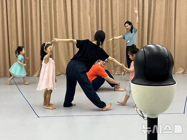 [서울=뉴시스]국립현대무용단의 '넌댄스 댄스' (사진=GS아트센터 제공)