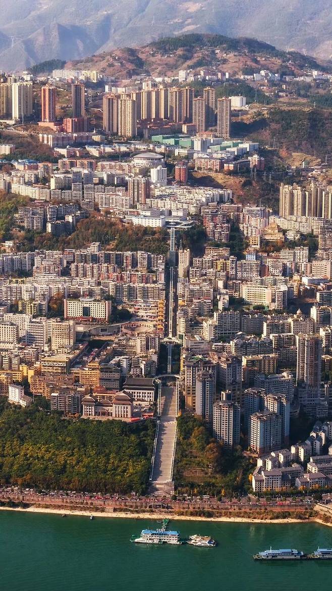 [서울=뉴시스] 중국 충칭시가 총 길이 약 905m, 수직 높이 242.14m '우산 선녀 에스컬레이터' 운영에 들어갔다.(사진출처: 웨이보) 2026.03.31.