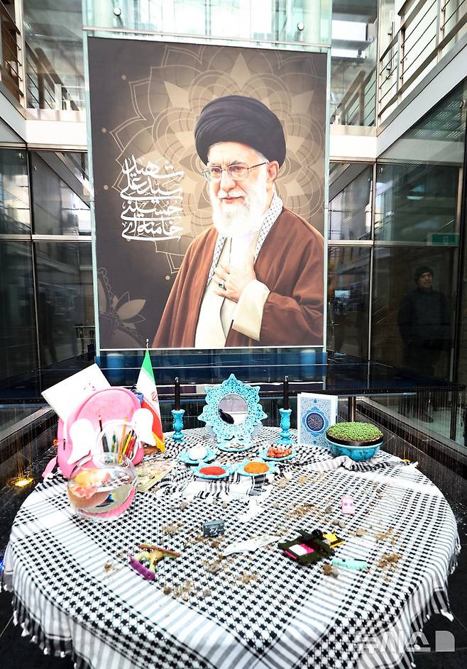 [서울=뉴시스] 최진석 기자 = 26일 서울 용산구 주한 이란 대사관에 아야톨라 알리 하메네이 전 이란 최고지도자 관련 추모공간이 마련되어 있다. 2026.03.31. myjs@newsis.com