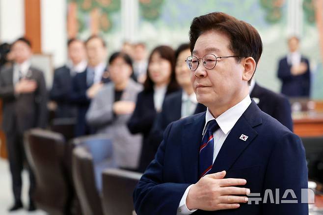 [서울=뉴시스] 고범준 기자 = 이재명 대통령이 31일 청와대에서 열린 국무회의에서 참석자들과 국민의례를 하고 있다. 2026.03.31. bjko@newsis.com