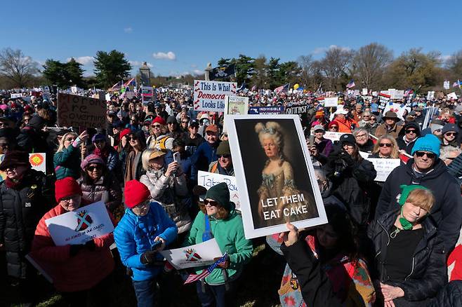 [워싱턴=AP/뉴시스] 28일(현지 시간) 미국 워싱턴에서 ‘노 킹스’(No Kings) 시위 참가자들이 메모리얼 브리지를 건너기 전 집회를 하고 있다. 이날 미국 전역에서 도널드 트럼프 대통령의 이란 전쟁에 반대하는 대규모 '노 킹스' 시위가 열렸다. 2026.03.31.