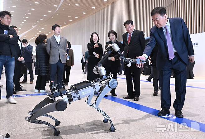 [수원=뉴시스] 김종택 기자 = 삼성전자 제56기 정기 주주총회가 열린 19일 경기도 수원시 수원컨벤션센터에서 열렸다. 이번 주주총회에서는 주주체험 강화를 위해 삼성전자 AI Home, 볼리(Ballie), 차세대 디스플레이, 갤럭시 AI, 의료기기, 하만 전장과 오디오도 전시했다. (공동취재) 2025.03.19. photo@newsis.com