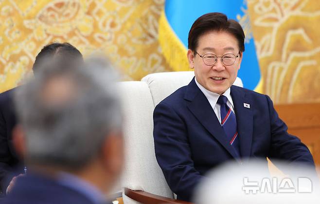 [서울=뉴시스] 최동준 기자 = 이재명 대통령이 31일 청와대에서 미국 하원의원단을 접견하며 발언하고 있다. (청와대통신사진기자단) 2026.03.31. photocdj@newsis.com