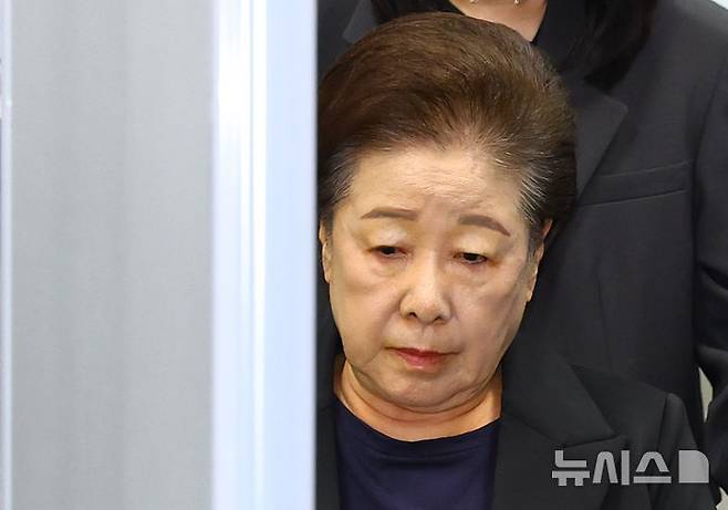 [서울=뉴시스] 황준선 기자 = 통일교 측으로부터 불법 정치자금 1억원을 받은 혐의로 1심에서 징역 2년을 선고받은 권성동 국민의힘 의원이 지난 2022년 제20대 대선 직전 통일교 천정궁에 방문해 한학자 총재와 독대해 큰절을 한 사실을 인정했다. 다만 그는 1억원 수수와 관련해선 증언을 거부했다. 사진은 지난해 9월 22일 영장실질심사 후 법원을 빠져나가는 한 총재. 2026.03.31. hwang@newsis.com