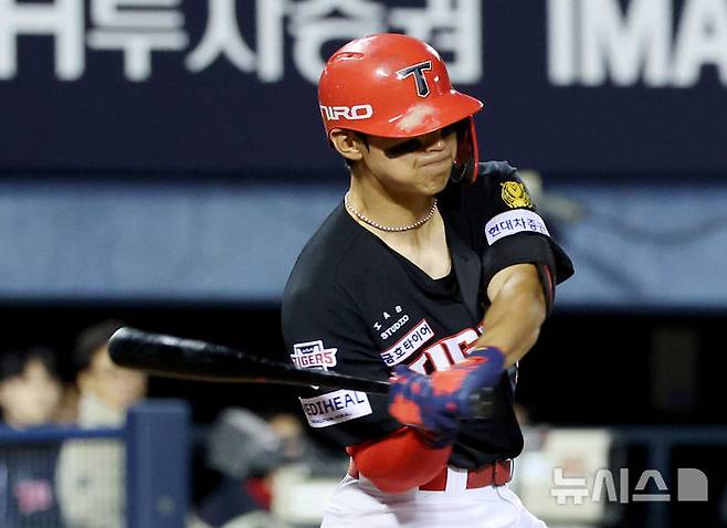 [서울=뉴시스] 김진아 기자 = 31일 오후 서울 송파구 잠실야구장에서 열린 2026 KBO리그 KIA 타이거즈와 LG 트윈스의 경기, 6회초 무사 KIA 김도영이 2루타를 치고 있다. 2026.03.31. bluesoda@newsis.com