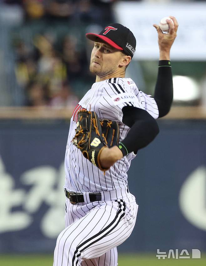 [서울=뉴시스] 김진아 기자 = 31일 오후 서울 송파구 잠실야구장에서 열린 2026 KBO리그 KIA 타이거즈와 LG 트윈스의 경기, LG 선발 톨허스트가 역투하고 있다. 2026.03.31. bluesoda@newsis.com