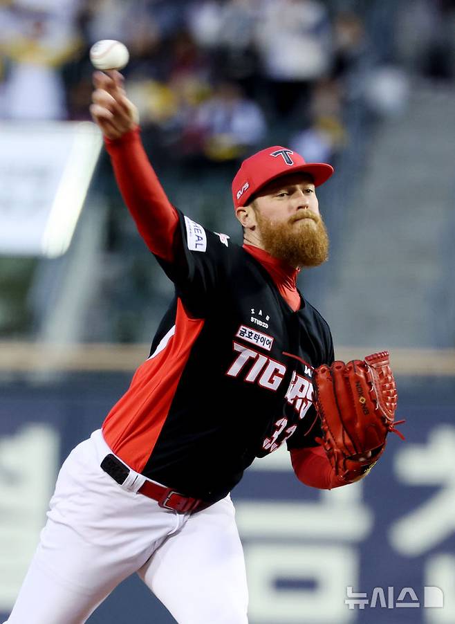 [서울=뉴시스] 김진아 기자 = 31일 오후 서울 송파구 잠실야구장에서 열린 2026 KBO리그 KIA 타이거즈와 LG 트윈스의 경기, KIA 선발 올러가 역투하고 있다. 2026.03.31. bluesoda@newsis.com