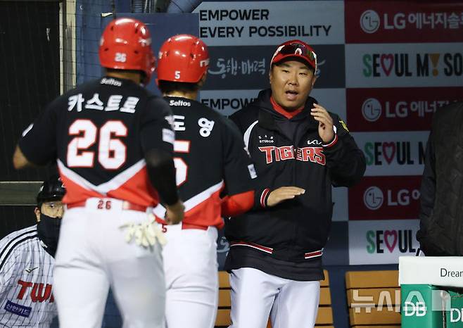 [서울=뉴시스] 김진아 기자 = 31일 오후 서울 송파구 잠실야구장에서 열린 2026 KBO리그 KIA 타이거즈와 LG 트윈스의 경기, 2회초 2사 2루 KIA 김도영이 투런 홈런을 친 뒤 더그아웃으로 들어오자 이범호 감독이 박수를 치고 있다. 2026.03.31. bluesoda@newsis.com