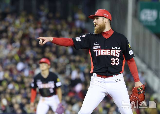 [서울=뉴시스] 김진아 기자 = 31일 오후 서울 송파구 잠실야구장에서 열린 2026 KBO리그 KIA 타이거즈와 LG 트윈스의 경기, 6회말 2사 1루 KIA 올러가 LG 신민재의 체크스윙을 확인하고 있다. 2026.03.31. bluesoda@newsis.com