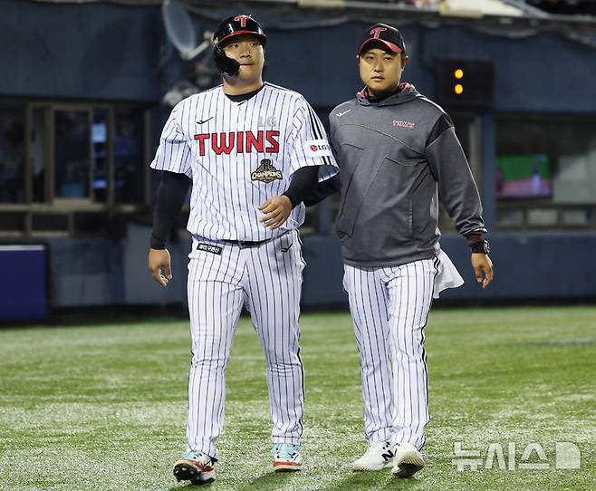 [서울=뉴시스] 김진아 기자 = 31일 오후 서울 송파구 잠실야구장에서 열린 2026 KBO리그 KIA 타이거즈와 LG 트윈스의 경기, 7회말 1사 1,3루 LG 3루주자 문보경이 다리 통증으로 교체되고 있다. 2026.03.31. bluesoda@newsis.com
