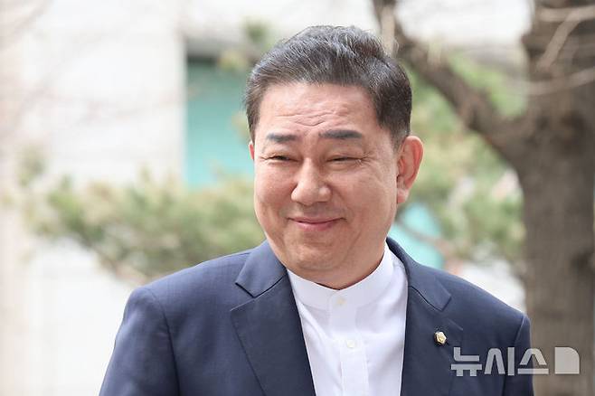 [서울=뉴시스] 권창회 기자 = 정치자금법 위반 등 각종 비위 의혹을 받는 김병기 무소속 의원이 31일 서울 마포구 공공범죄수사대에서 열린 4차 피의자 조사에 출석하며 미소짓고 있다. 2026.03.31. kch0523@newsis.com