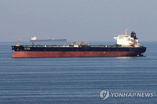 호르무즈 해협 통과하는 유조선 [로이터=연합뉴스 자료사진 제공]
