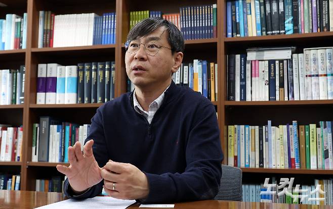 박상인 서울대 행정대학원 교수가 24일 서울 관악구 서울대 연구실에서 CBS노컷뉴스와 인터뷰를 갖고 있다. 황진환 기자