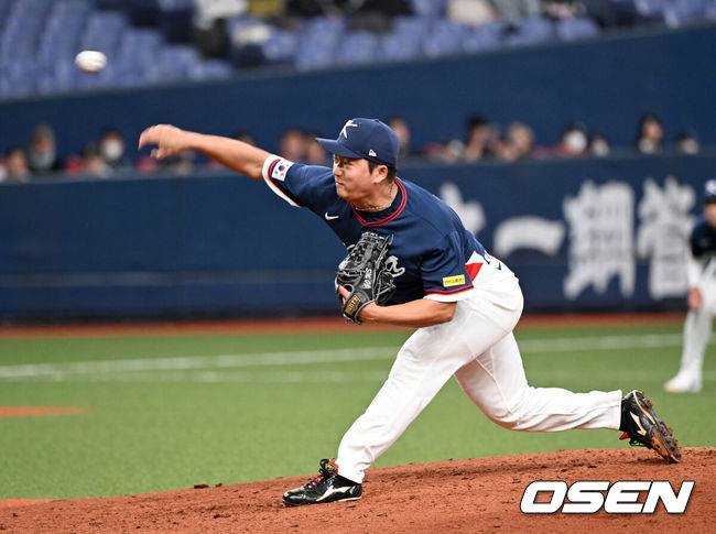 [OSEN=오사카(일본), 손용호 기자] 3일 일본 오사카 교세라돔에서 월드베이스볼클래식(WBC) 공식 연습 경기 한국 야구 대표팀과 오릭스 버팔로스의 경기가 열렸다.우리 대표팀은 연습 경기 2차전을 치른 뒤 5일 일본 도쿄돔에서 체코와 WBC 조별리그 1차전에서 격돌한다.4회말 2사 만루에서 한국 고우석이 역투하고 있다. 2026.03.03 /spjj@osen.co.kr