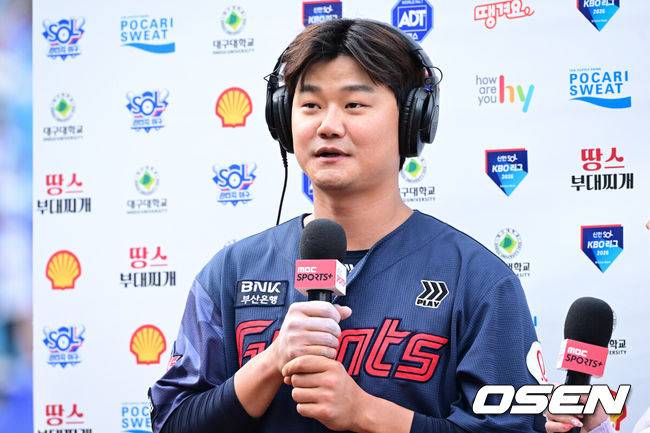 [OSEN=대구, 조은정 기자] 프로야구 롯데 자이언츠가 이틀 연속 홈런 파티를 벌이며 개막 2연전을 싹쓸이했다. 롯데는 29일 대구삼성라이온즈파크에서 열린 삼성 라이온즈와의 원정 경기에서 6-2로 승리했다. 지난 28일 삼성과의 정규 시즌 개막전에서 윤동희, 빅터 레이예스, 전준우가 홈런을 터뜨리며 6-3 승리를 거둔 데 이어 이날 경기에서도 손호영, 노진혁, 레이예스가 홈런 4개를 폭발하며 기분 좋은 승리를 가져왔다. 29일 홈런 2방을 때린 롯데 손호영이 수훈선수 인터뷰를 하고 있다. 2026.03.29 /cej@osen.co.kr