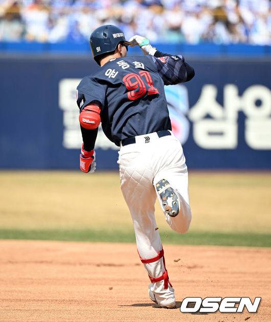 [OSEN=대구, 조은정 기자] 28일 대구삼성라이온즈파크에서 ‘2026 신한 SOL KBO 리그’ 삼성 라이온즈와 롯데 자이언츠의 개막전이 열렸다.개막전 선발 투수로 삼성은 후라도를 롯데는 로드리게스를 내세웠다.1회초 1사 1루에서 롯데 윤동희가 우월로 선제 투런 홈런을 날린 뒤 베이스를 돌고 있다. KBO 2026 시즌 첫 홈런. 2026.03.28 /cej@osen.co.kr