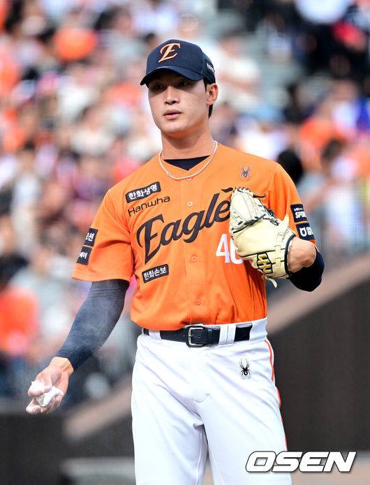 [OSEN=대전, 최규한 기자] 29일 대전 한화생명볼파크에서 ‘2026 신한 SOL KBO리그’ 한화 이글스와 키움 히어로즈의 경기가 열렸다.홈팀 한화는 왕옌청, 방문팀 키움은 하영민을 선발로 내세웠다. 6회초 1사 만루 상황 마운드에 오른 한화 투수 김도빈이 투구를 준비하고 있다. 2025.03.29 / dreamer@osen.co.kr