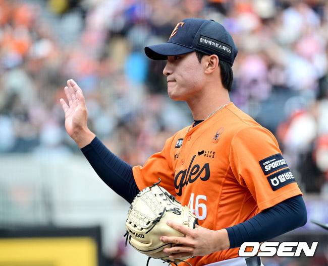[OSEN=대전, 최규한 기자] 29일 대전 한화생명볼파크에서 ‘2026 신한 SOL KBO리그’ 한화 이글스와 키움 히어로즈의 경기가 열렸다.홈팀 한화는 왕옌청, 방문팀 키움은 하영민을 선발로 내세웠다. 6회초 투구를 마무리지은 한화 투수 김도빈이 더그아웃으로 향하고 있다. 2025.03.29 / dreamer@osen.co.kr