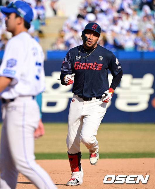 [OSEN=대구, 조은정 기자] 28일 대구삼성라이온즈파크에서 ‘2026 신한 SOL KBO 리그’ 삼성 라이온즈와 롯데 자이언츠의 개막전이 열렸다.개막전 선발 투수로 삼성은 후라도를 롯데는 로드리게스를 내세웠다.7회초 1사 3루에서 롯데 레이예스가 달아나는 좌월 투런포를 날린 뒤 베이스를 돌고 있다. 2026.03.28 /cej@osen.co.kr