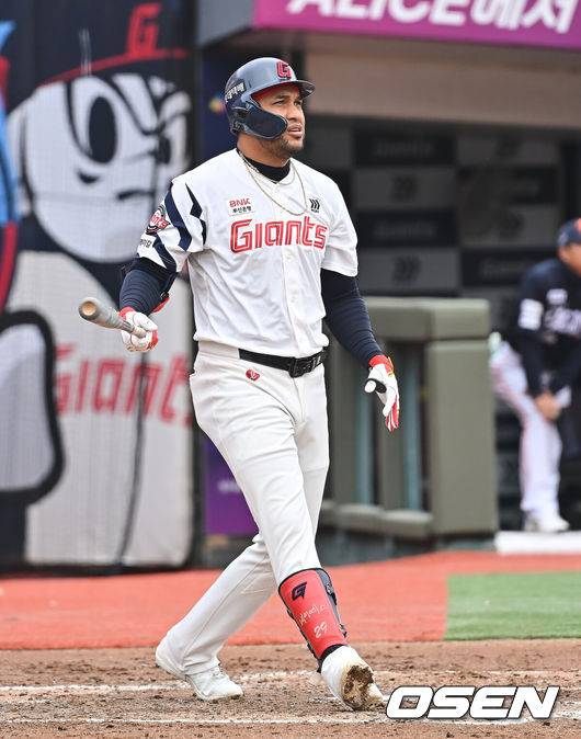 [OSEN=부산, 이석우 기자] 22일 부산 사직야구장에서 2026 신한 SOL KBO 리그 롯데 자이언츠와 한화 이글스의 시범경기가 열렸다. 홈팀 롯데는 비슬리가, 방문팀 한화는 에르난데스가 선발 출전했다.롯데 자이언츠 레이예스가 3회말 무사 1루 우월 2점 홈런을 치고 있다. 2026.03.22 / foto0307@osen.co.kr